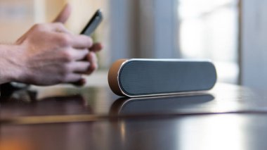 kablosuz hoparlör kullanılıyor. Müzik severler ve modern ses technolog