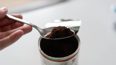 bir çorba kaşığı içinde çekilmiş kahve. Yemek pişirmek için kahve bölümü.