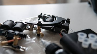 dövme yakın çekim içinde çalışmak için ayarla. Sanatçı için özel dövme makinesi