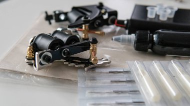 dövme yakın çekim içinde çalışmak için ayarla. Sanatçı için özel dövme makinesi