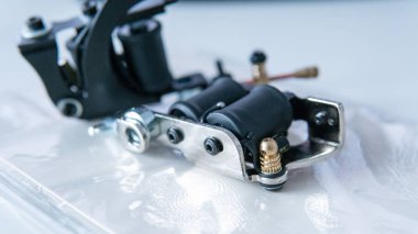 dövme yakın çekim içinde çalışmak için ayarla. Sanatçı için özel dövme makinesi