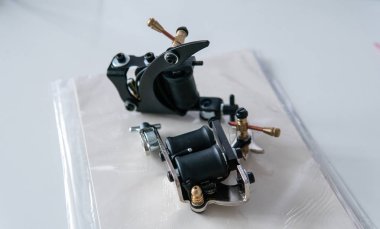 dövme yakın çekim içinde çalışmak için ayarla. Sanatçı için özel dövme makinesi