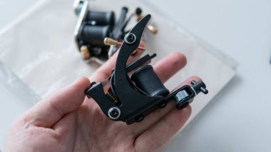 dövme yakın çekim içinde çalışmak için ayarla. Sanatçı için özel dövme makinesi