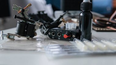 dövme yakın çekim içinde çalışmak için ayarla. Sanatçı için özel dövme makinesi