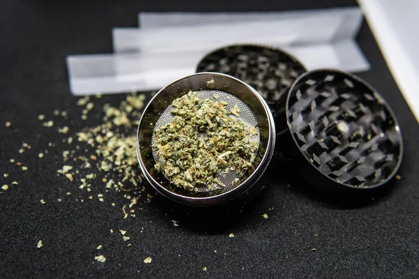 Zubehör zum Rauchen von Cannabis. Mühle für Marihuana-Knospen. — Stockfoto