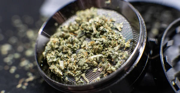 Metall slipmaskin för marijuana. Marijuana rekreation — Stockfoto