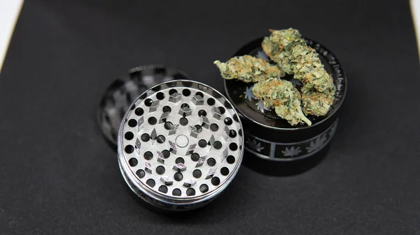 Acessórios para fumar cannabis. Moedor para botões de maconha . — Fotografia de Stock