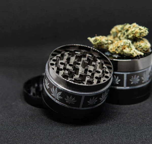 Moedor de metal para maconha. Consumo recreativo de marijuana — Fotografia de Stock