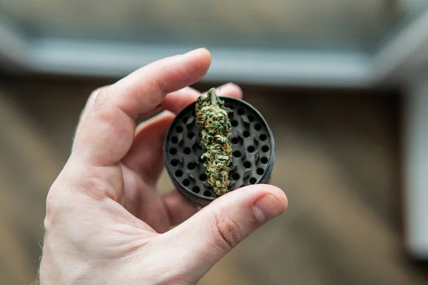 Metall slipmaskin för marijuana. Marijuana rekreation — Stockfoto