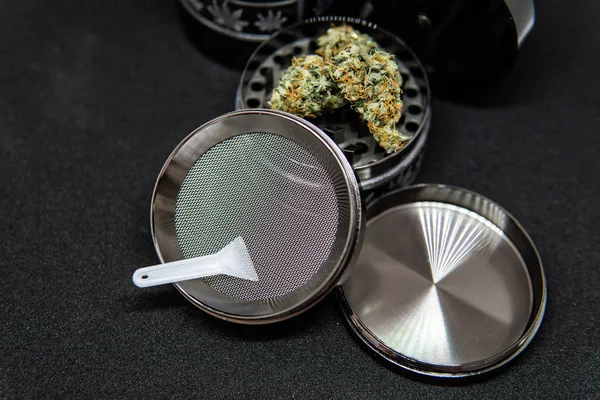 Tartozékok a dohányzás kannabiszt. A marihuána rügyek Grinder. — Stock Fotó