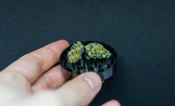 Metalen grinder voor marihuana. Recreatieve gebruik van de marihuana — Stockfoto