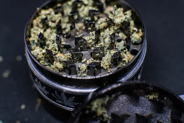 Zubehör zum Rauchen von Cannabis. Mühle für Marihuana-Knospen. — Stockfoto