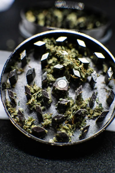 Metallschleifer für Marihuana. Freizeitkonsum mit Marihuana — Stockfoto