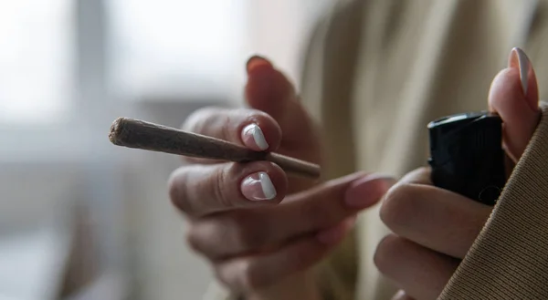 女性の体にマリファナの効果。女性の手でマリファナとの喫煙関節 — ストック写真