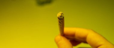 tha mans ellerde marihuana ile yanan eklem yakın çekim. 