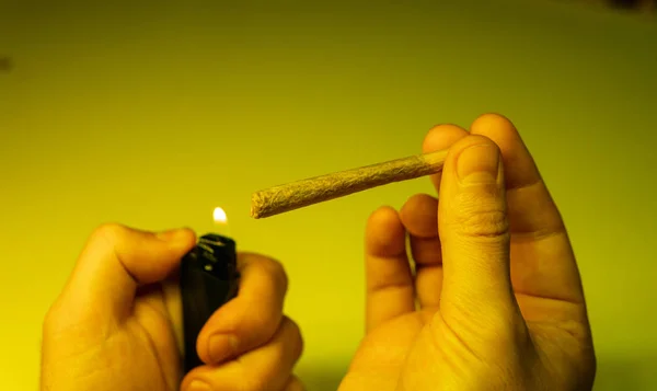 Queimando conjunto com maconha em tha homens mãos close-up . — Fotografia de Stock