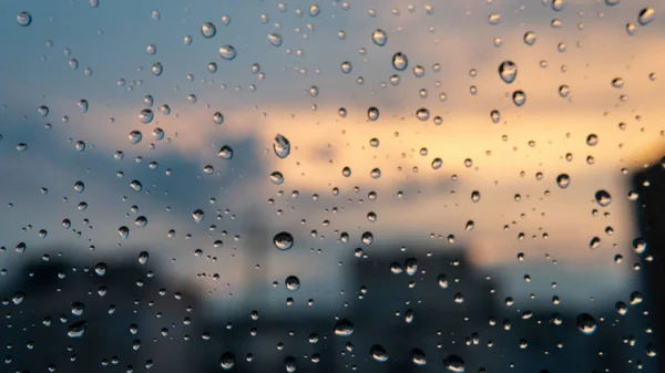 Gouttes de pluie sur le verre gros plan — Photo