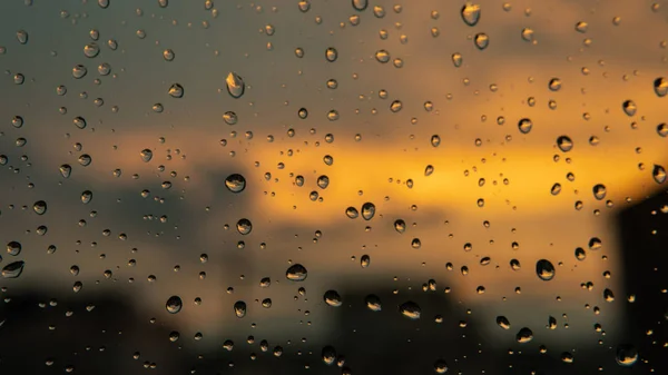 Regendruppels op de glas macro foto. Textuur van het water raindro — Stockfoto