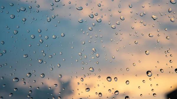 Regendruppels op de glas macro foto. Textuur van het water raindro — Stockfoto