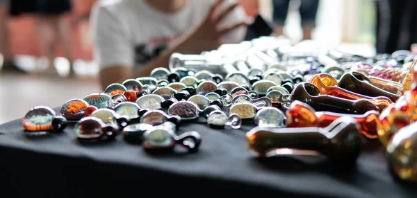 Дизайнерські скляні вироби на чорному фоні крупним планом . — стокове фото