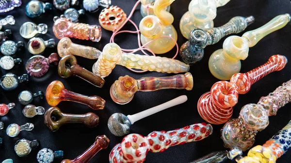 siyah bir arka plan üzerinde cam sigara boruları. Tasarım aksesuarları fo