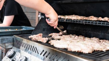 ızgara et açık yakın çekim. Gril ile yaz soğuk yaşam tarzı