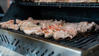 sokakta büyük bir ızgara üzerinde et kavurma