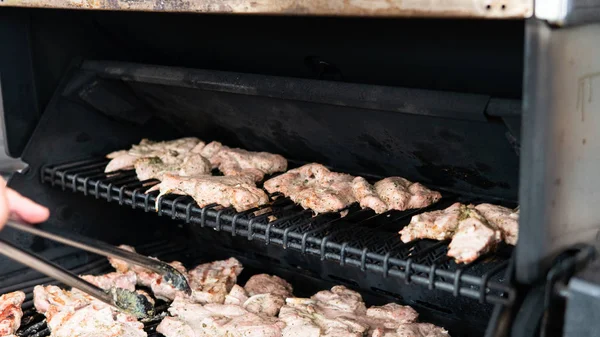 Grillning kött utomhus närbild. Sommar Chill livsstil med gril — Stockfoto