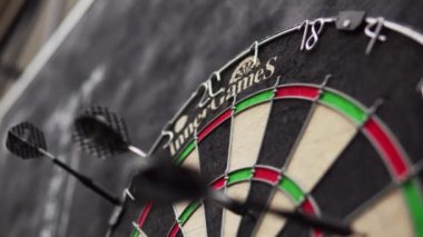 Siyah miktar dart Spor oyunu. Bir oyun alanı ile profesyonel dart oyunu