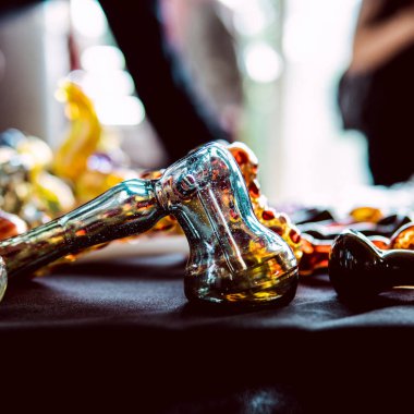  Mağazada marihuana içmek için aksesuarlar. Duman kültürü i