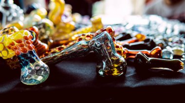  Mağazada marihuana içmek için aksesuarlar. Duman kültürü i