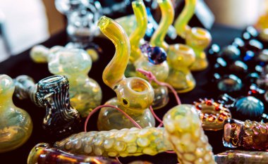  Mağazada marihuana içmek için aksesuarlar. Duman kültürü i