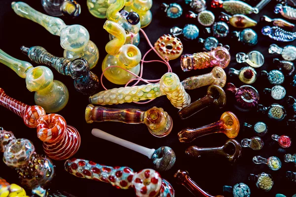  Mağazada marihuana içmek için aksesuarlar. Duman kültürü i