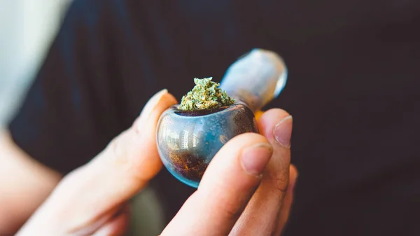 Moderne manieren om marihuana in de wereld te roken. Recreatief Cann — Stockfoto