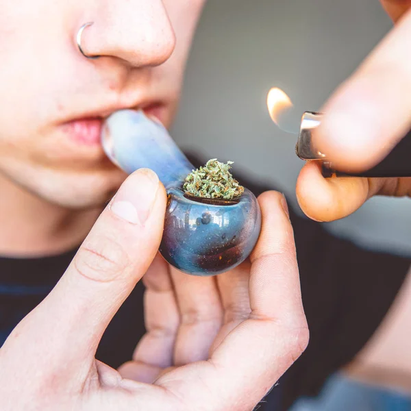 世界上吸食大麻的现代方法。休闲罐 — 图库照片