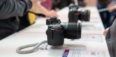 Kiev, Ukrayna -28 Eylül 2019 : Cee 2019. yeni Nikon kamera m