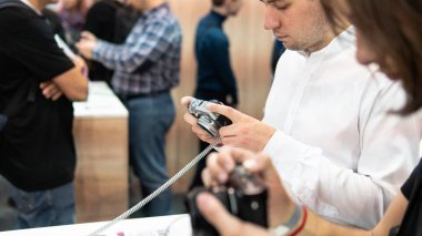 Kiev, Ukrayna -28 Eylül 2019 : Cee 2019. Yeni Fujifilm camer