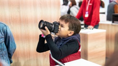 Kiev, Ukrayna -28 Eylül 2019 : Cee 2019. Yeni Canon kameralar 