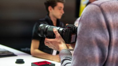 Kiev, Ukrayna -28 Eylül 2019 : Cee 2019. yeni lens ve camer