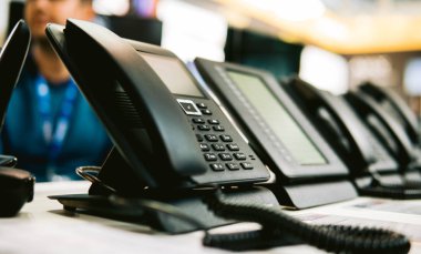 Kiev, Ukrayna -28 Eylül 2019 : Cee 2019. ile ofis telefonları