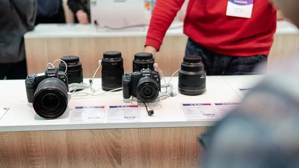 Kiev, Ucrania - 28 de septiembre de 2019: CEE 2019. Nuevos modelos de Canon —  Fotos de Stock