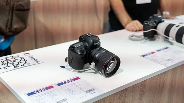 Kiev, Ucrania - 28 de septiembre de 2019: CEE 2019. La nueva gama de Nikon —  Fotos de Stock