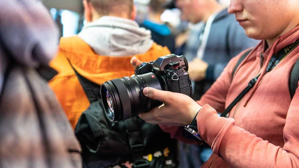 Kiev, Ukraina-28 september 2019: CEE 2019, nya modeller av Phot — Stockfoto