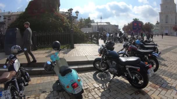 우크라 Kyiv 2019 신사의 탈타기 키예프 중심부에서 자전거를 사람들의 오토바이 — 비디오
