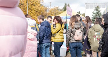 Kyiv, Ukrayna - 6 Ekim 2019: sokak köpeklerinin sergisi. Köpek O