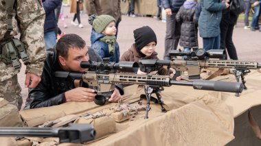 Kyiv, Ukrayna - 6 Ekim 2019: Modern Askeri Kanun Sergisi