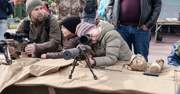 Kiev, Oekraïne - 6 oktober 2019: Tentoonstelling van modern militair w — Stockfoto