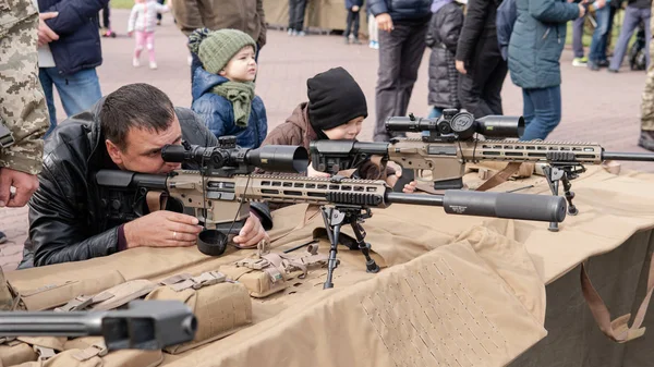 Kiev, Oekraïne - 6 oktober 2019: Tentoonstelling van modern militair w — Stockfoto