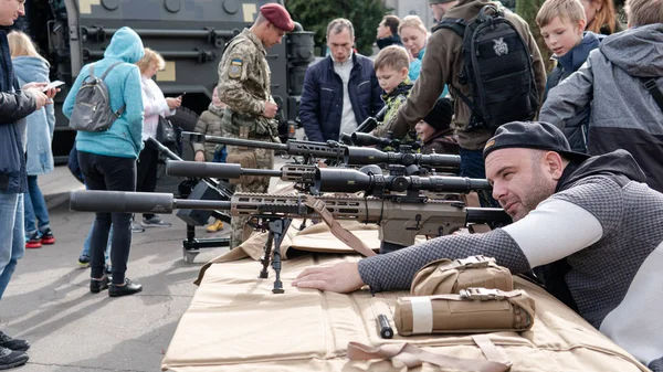 Kiev, Oekraïne - 6 oktober 2019: Tentoonstelling van moderne militaire U — Stockfoto