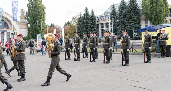 Київ, Україна - 6 жовтня 2019: Виставка сучасної військової U — стокове фото